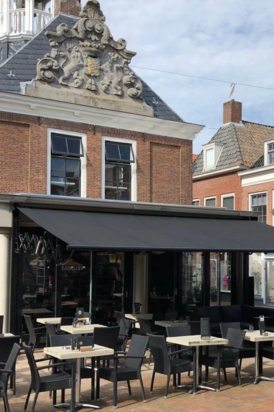 Schaararmscherm biedt zon- en regenwering bij horecaterras in het centrum Schaararmscherm biedt zon- en regenwering bij horecaterras in het centrum