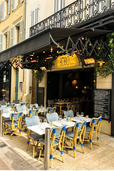 Schaararmscherm bij Bobo bistro met sfeerverlichting en buitenzitplaatsen Schaararmscherm bij Bobo bistro met sfeerverlichting en buitenzitplaatsen