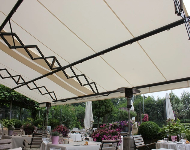 Schaararmscherm boven terras bij horecagelegenheid Schaararmscherm boven terras bij horecagelegenheid