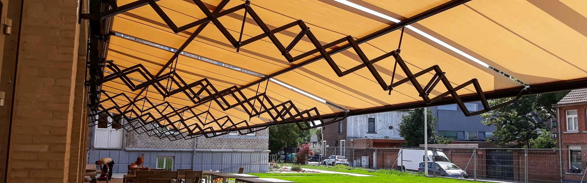 Schaararmscherm in gele tint boven terras