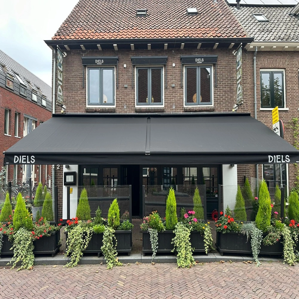 Schaararmscherm mini boven terras bij Diels voor schaduw en comfort