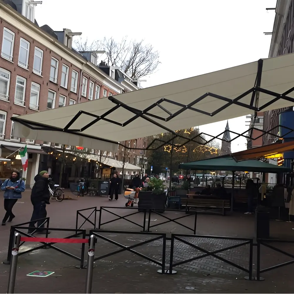 Schaararmscherm voor een overdekte ruimte bij horecagelegenheid