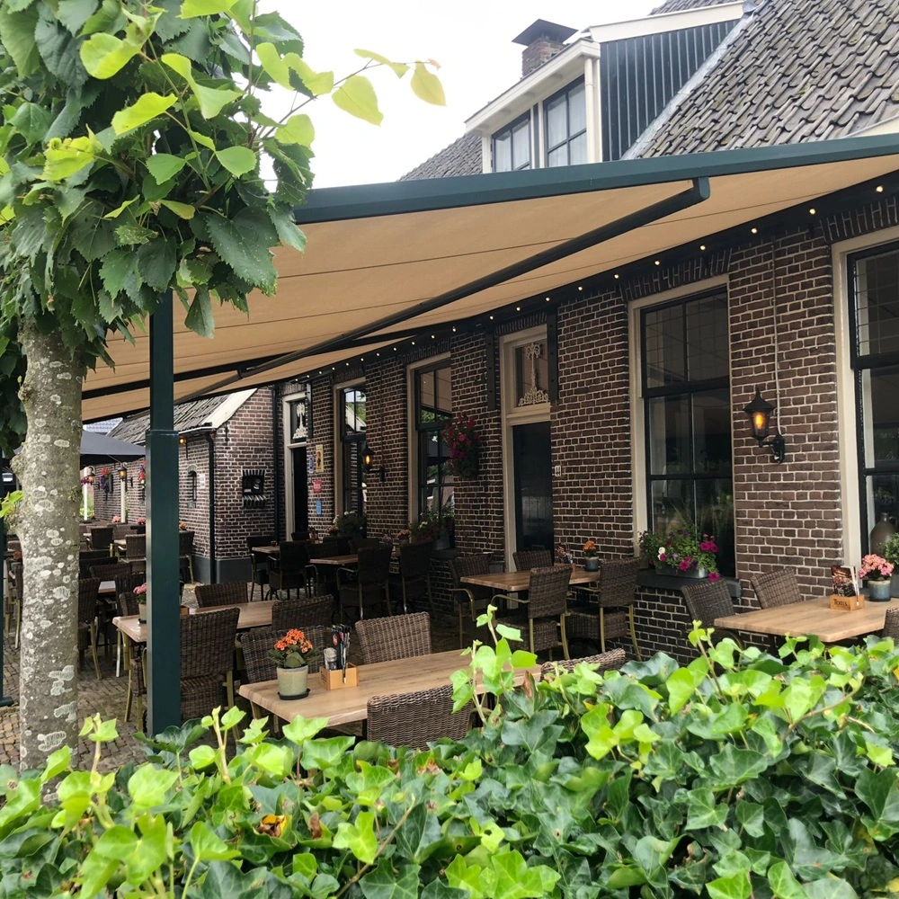 Schuine doekoverkapping met tafels en stoelen op gezellig terras