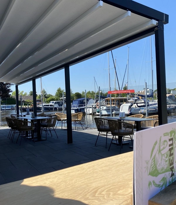 Schuine overkapping met doek bij horeca terras