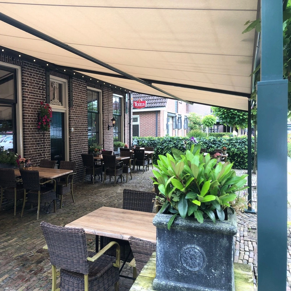 Schuine overkapping met doek en sfeervol ingericht terras