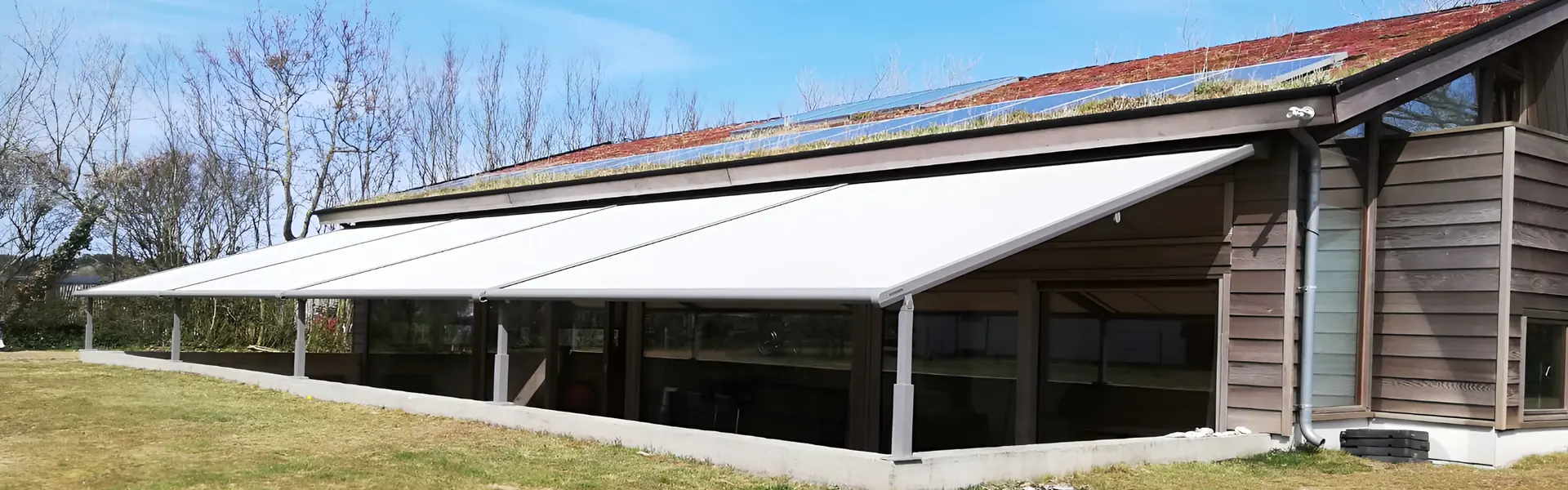 Schuine overkapping met doek in open en gesloten stand