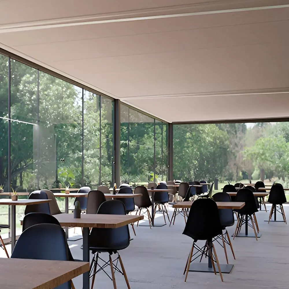 Seesky Taf overkapping met vast dak en glazen panelen in horecaomgeving