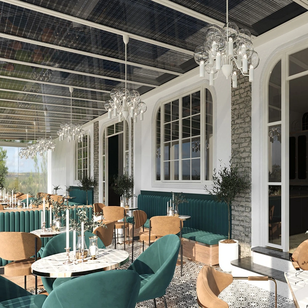 Stijlvol overdekt terras met glazen wanden bij een horeca gelegenheid