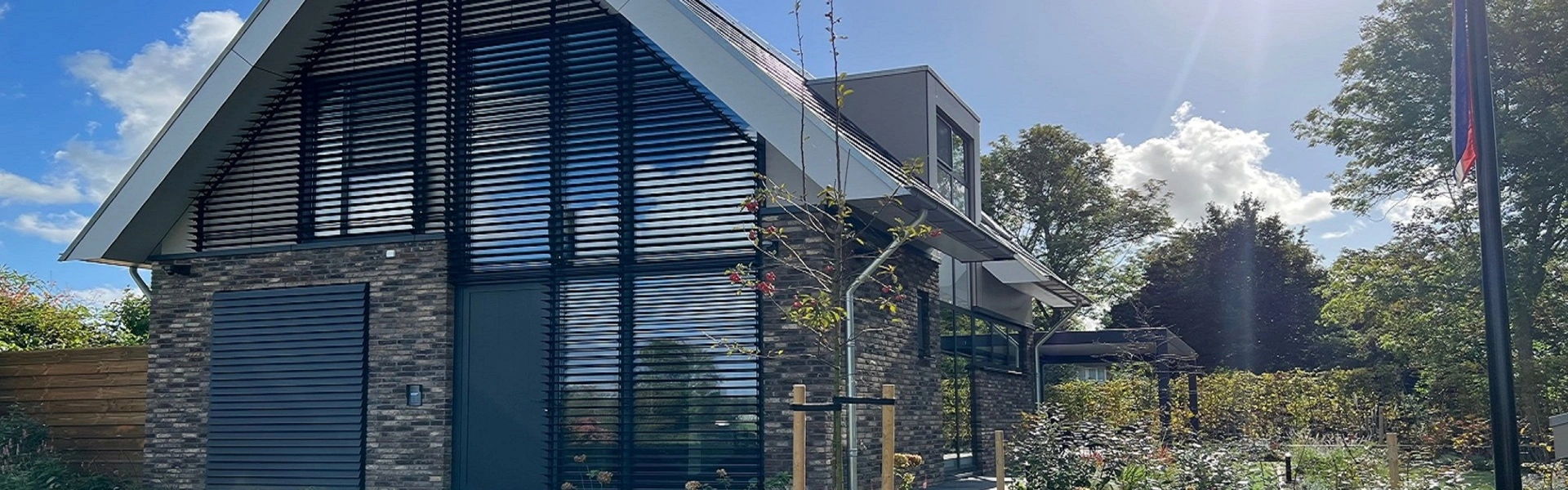 Stijlvolle gevel met Louvre zonwering Stijlvolle gevel met Louvre zonwering