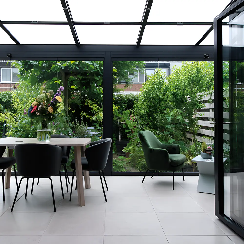 Stijlvolle polycarbonaat overkapping met glazen schuifwanden