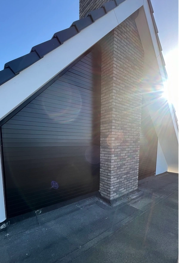 Strak afgewerkte zonwering bij een schuin dak Strak afgewerkte zonwering bij een schuin dak