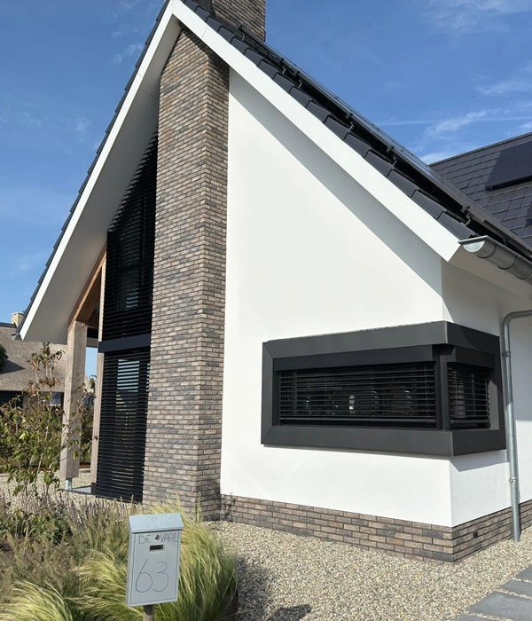 Strak ontworpen woning met lamellen van Veldman Zonwering