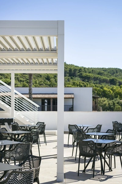 Strakke lamellenoverkapping op horecadak met open uitzicht Strakke lamellenoverkapping op horecadak met open uitzicht