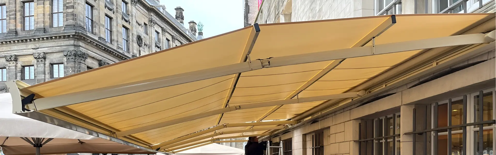 Sunrain ZRS scherm met verlichting en heaters voor terrascomfort