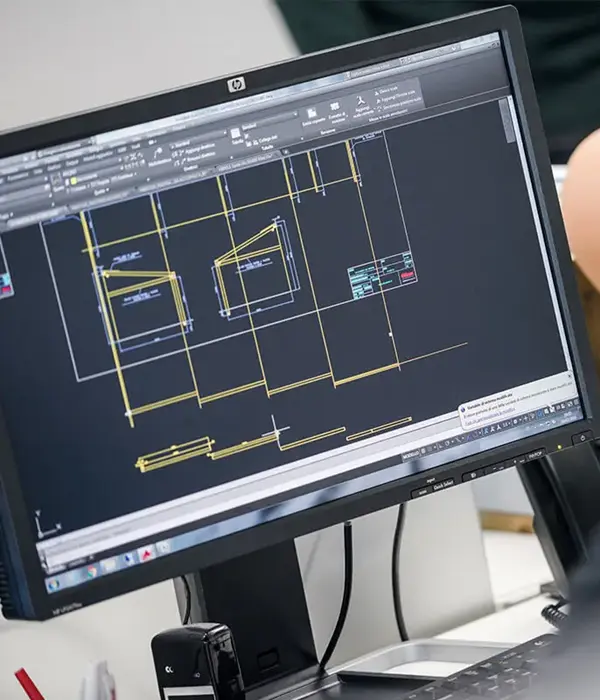 Technisch tekenaar werkt aan ontwerp outdoor zonwering