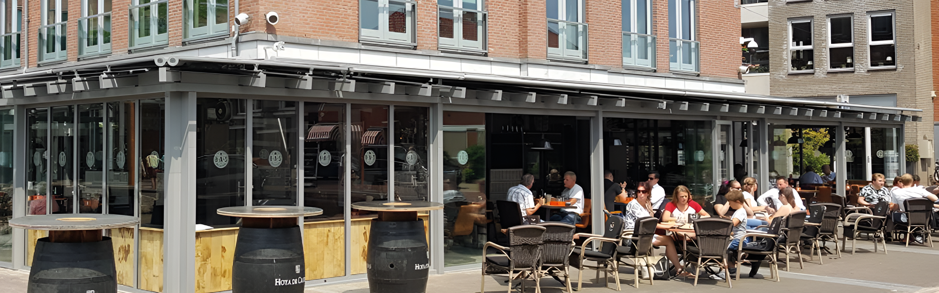 Terras met glazen overkapping en eetruimte