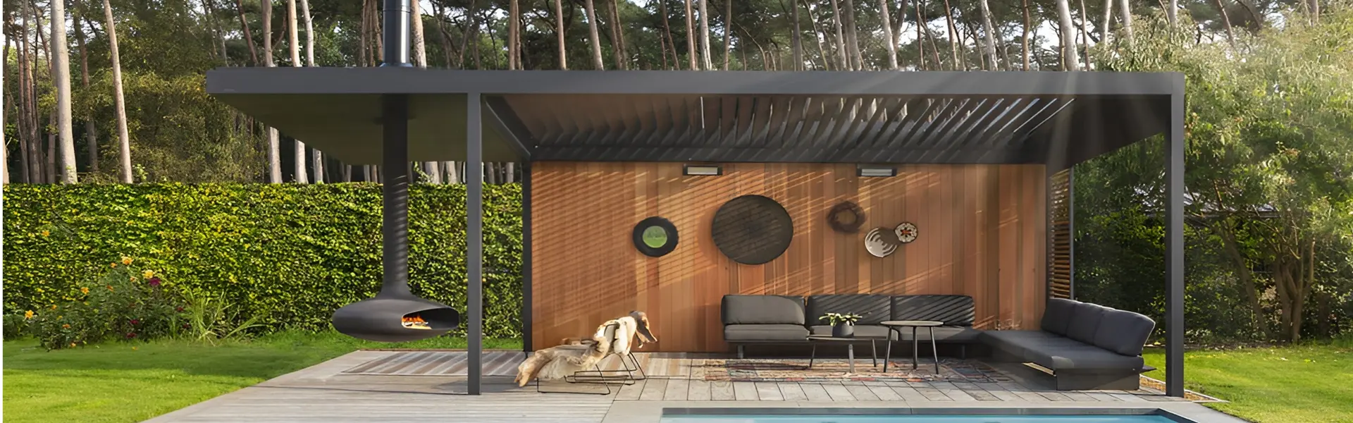 Terras met houten overkapping en natuurlijke accenten