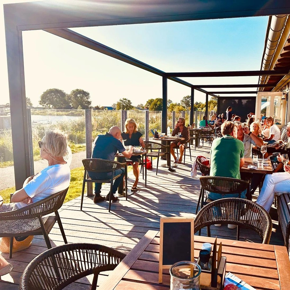 Terras met kubische doekoverkapping bij het Salt