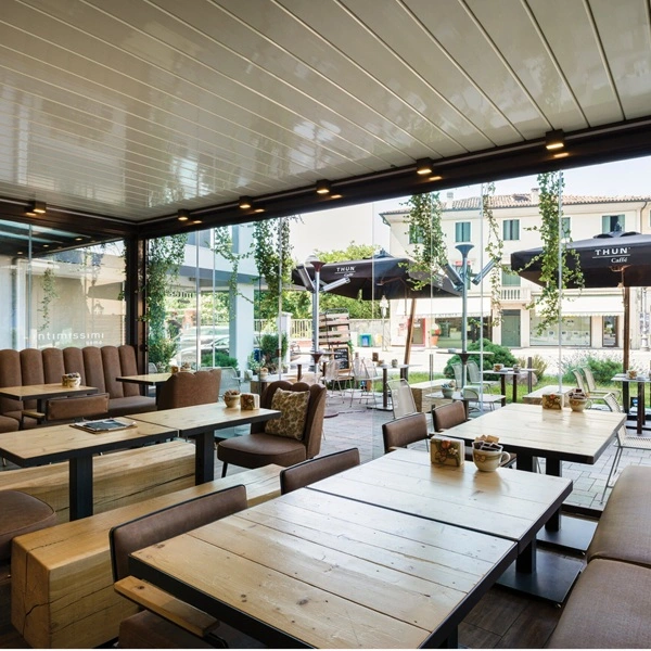 Terras met lamellen overkapping bij horecagelegenheid