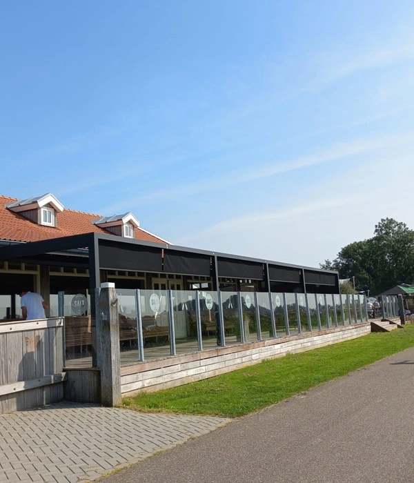 Terrasoverkapping bij een horecagelegenheid Terrasoverkapping bij een horecagelegenheid