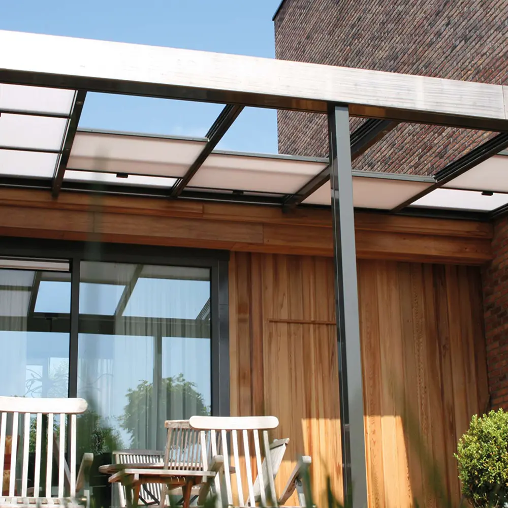 Terrasoverkapping met aluminium frame en schuifbaar polycarbonaat dak Terrasoverkapping met aluminium frame en schuifbaar polycarbonaat dak