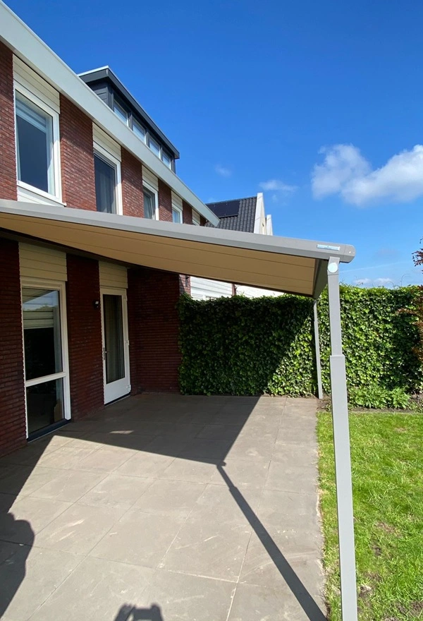 Textieloverkapping met strak design in een groene tuin in Sneek Textieloverkapping met strak design in een groene tuin in Sneek