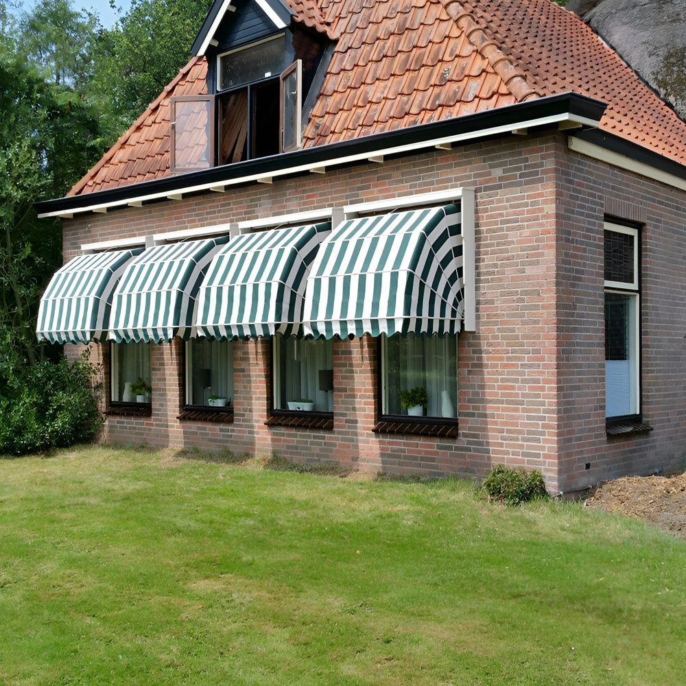 Traditionele markiezen aan voorgevel, harmonieus met landelijke architectuur Traditionele markiezen aan voorgevel, harmonieus met landelijke architectuur