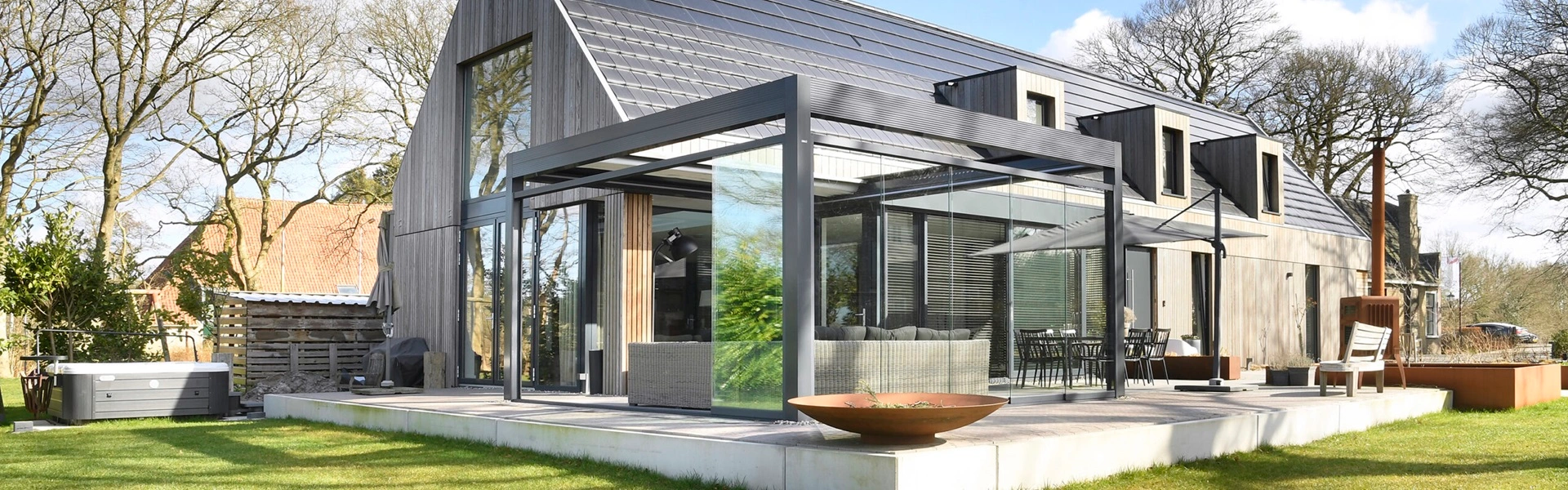 Tuinkamer ruime aanbouw met glazen wanden en uitzicht op groene omgeving