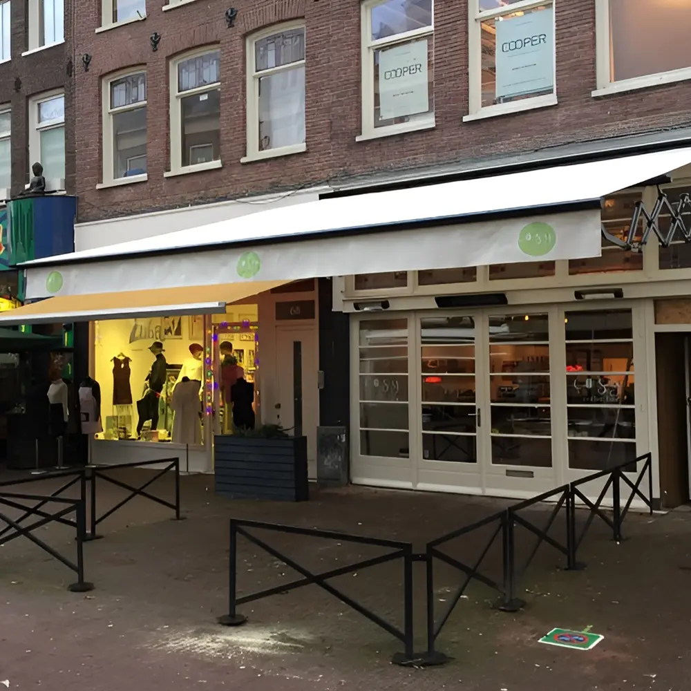 Uitgeschoven schaararmscherm CA boven terras