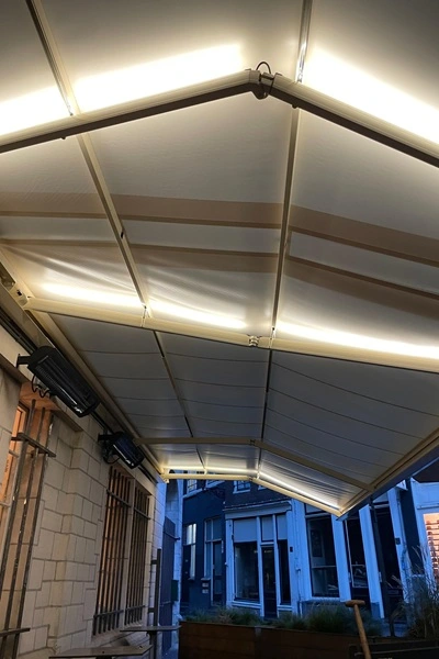 Verlicht Sunrain ZRS scherm met heaters voor optimaal terrascomfort Verlicht Sunrain ZRS scherm met heaters voor optimaal terrascomfort