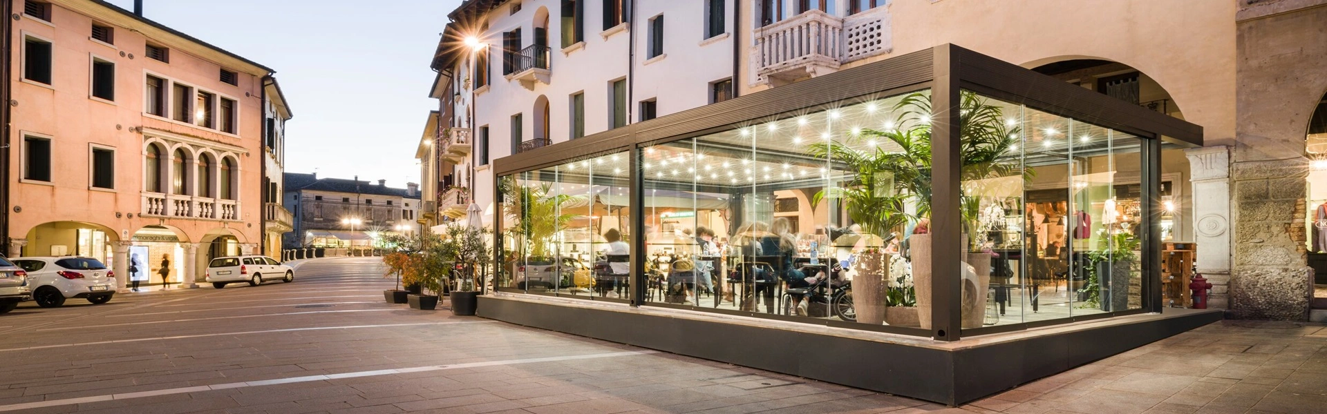 Verlichte overkapping in een winkelcentrum