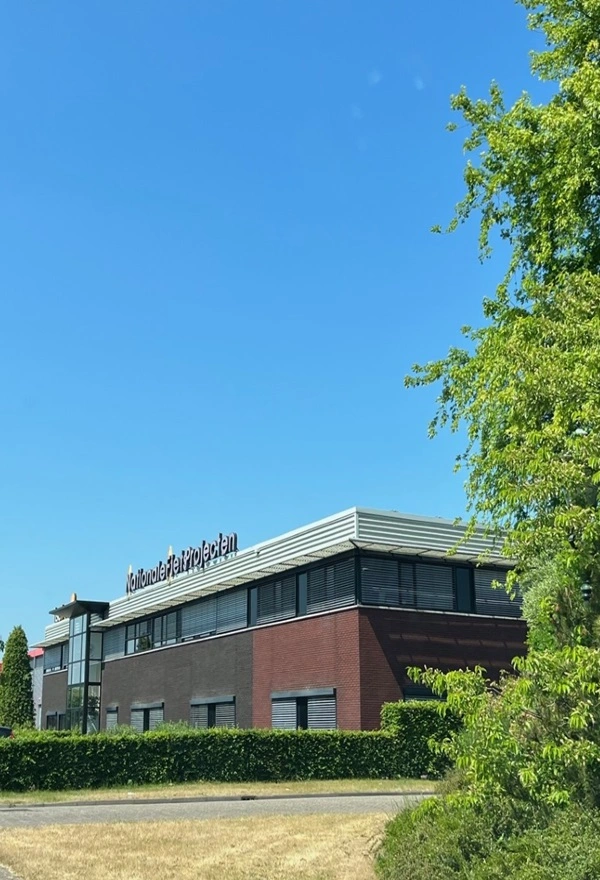 Vooraanzicht van Nationale Fietsprojecten met buitenjaloezieen op de bovenverdieping Vooraanzicht van Nationale Fietsprojecten met buitenjaloezieen op de bovenverdieping