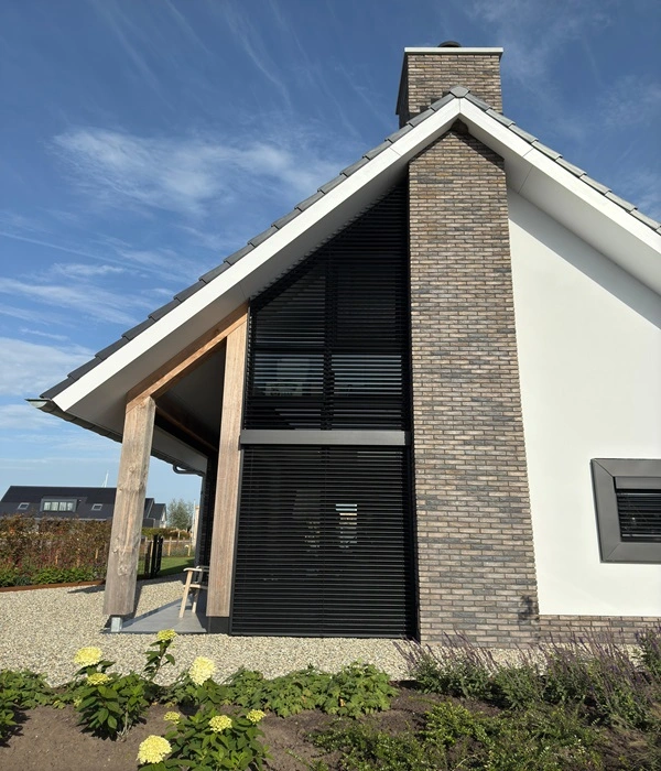 Voorgevel met lamellen in de architectuur van het huis