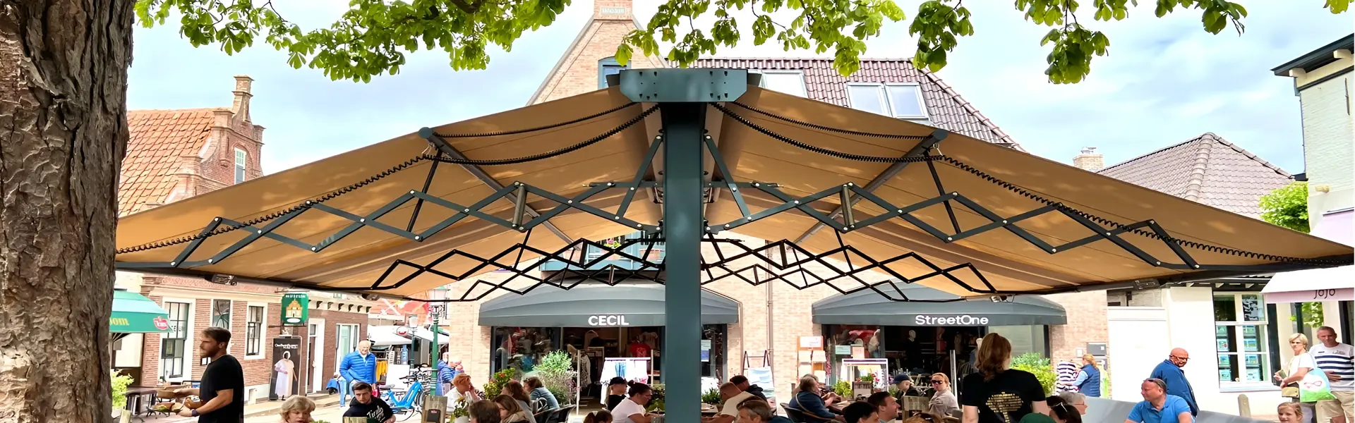 Vrijstaand schaararmscherm Vertigo boven terras in levendig centrum