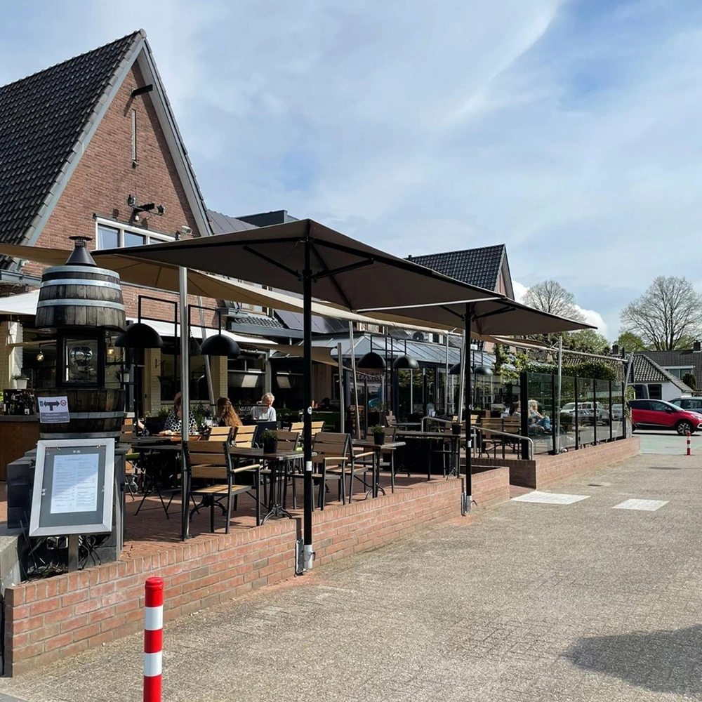 Vrijstaande parasols met zwarte frames boven horecaterras buiten
