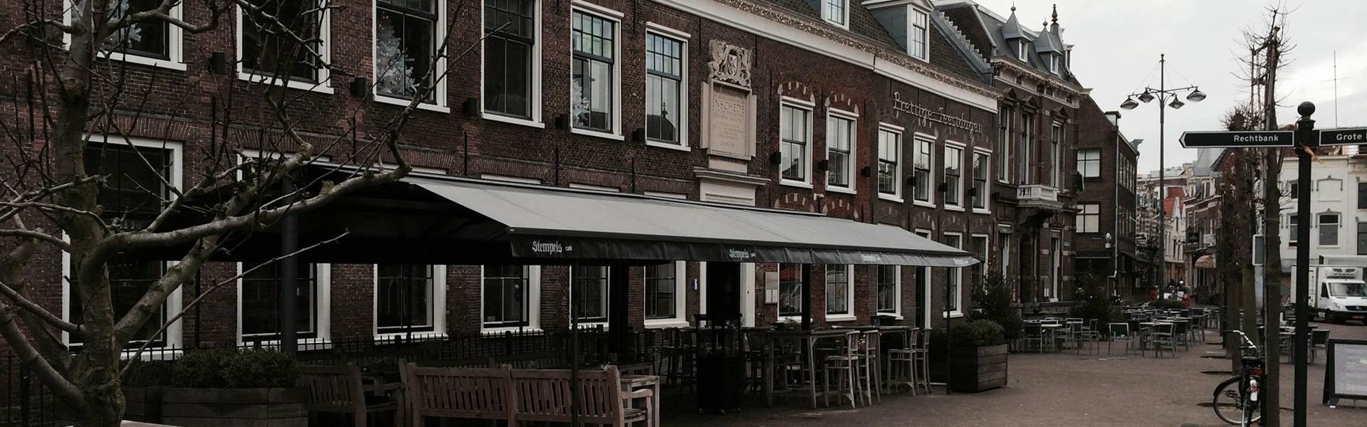 Vrijstaande zon en regenwering bij horeca speciaal voor gasten