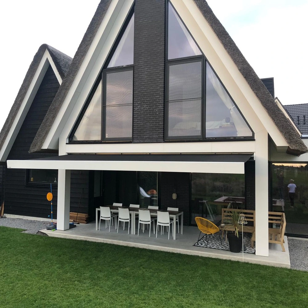 Woning met rieten dak en knikarmscherm boven terras in Gelderland Woning met rieten dak en knikarmscherm boven terras in Gelderland