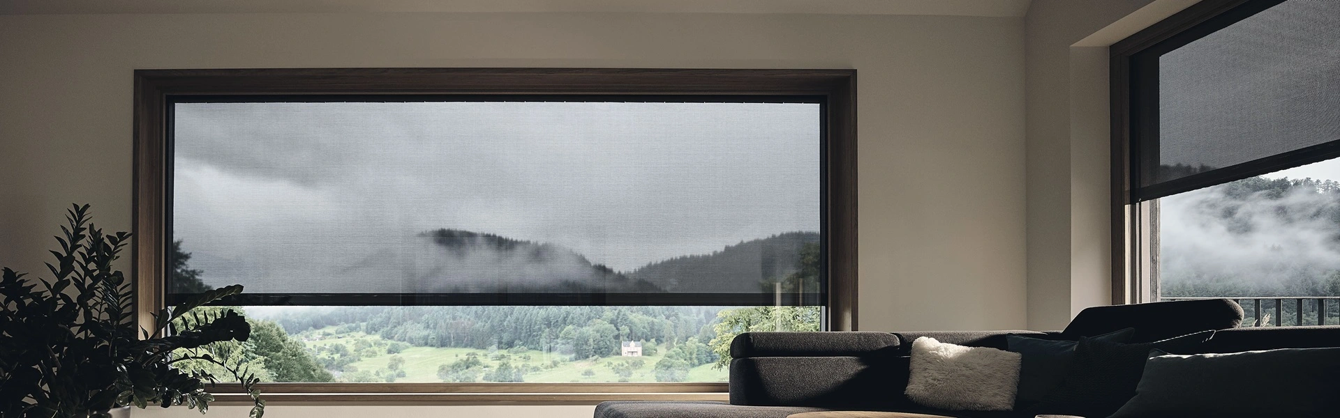 Woonkamer met textielscreens en berguitzicht