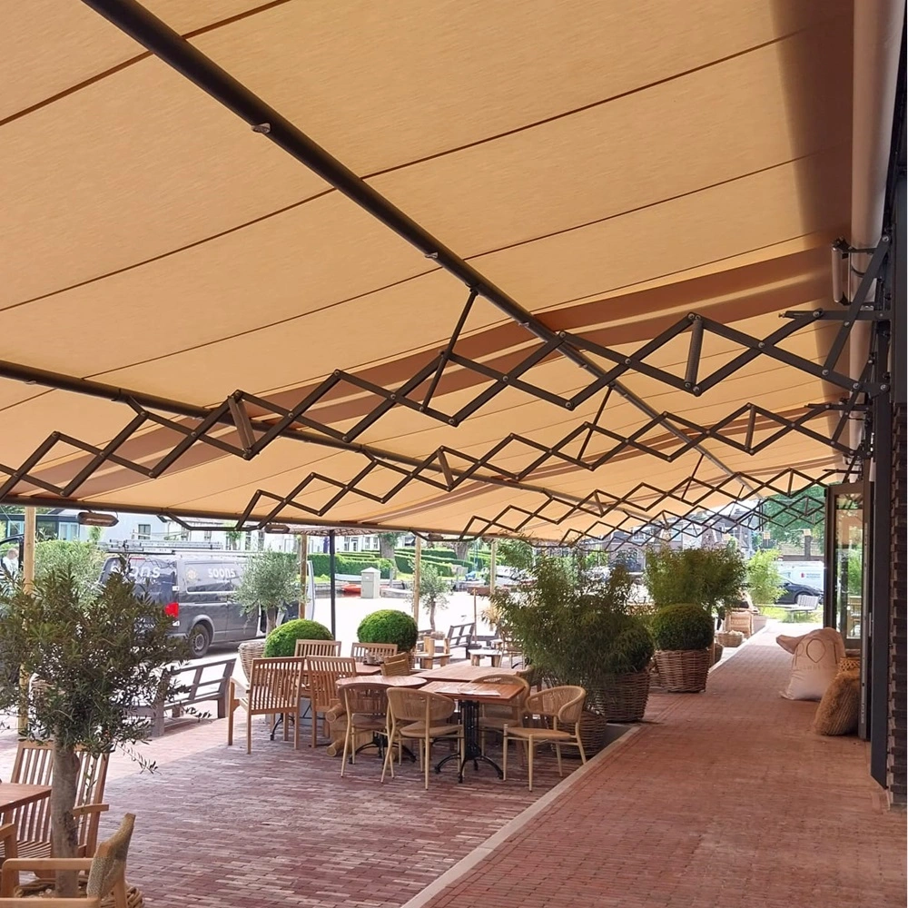 XL schaararmscherm boven terras met houten stoelen en planten ruime schaduw