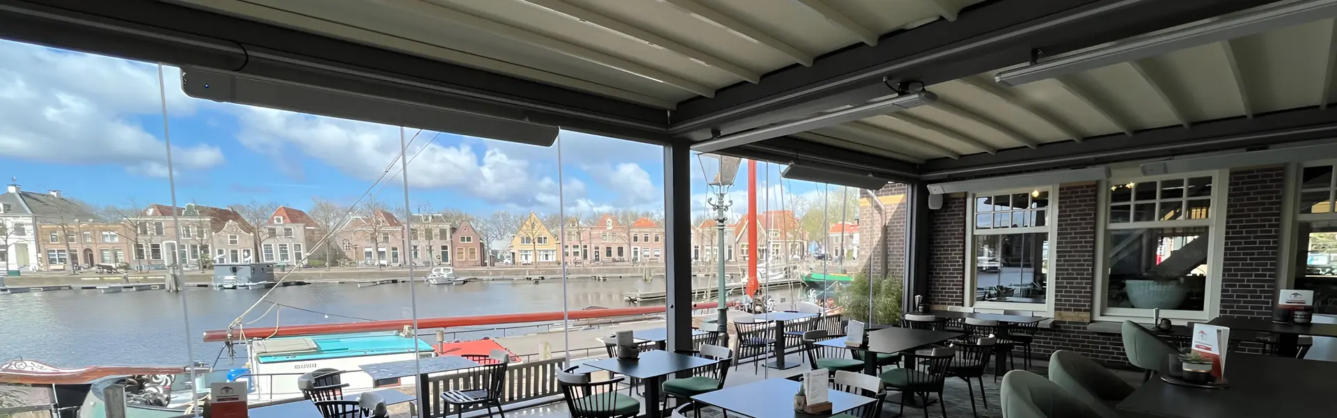 Zakelijk terrasoverkapping met uitzicht op een gracht