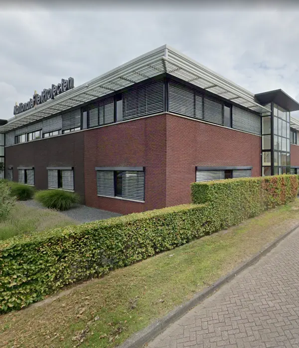 Zijaanzicht van bedrijfspand Nationale Fietsprojecten met lamellen