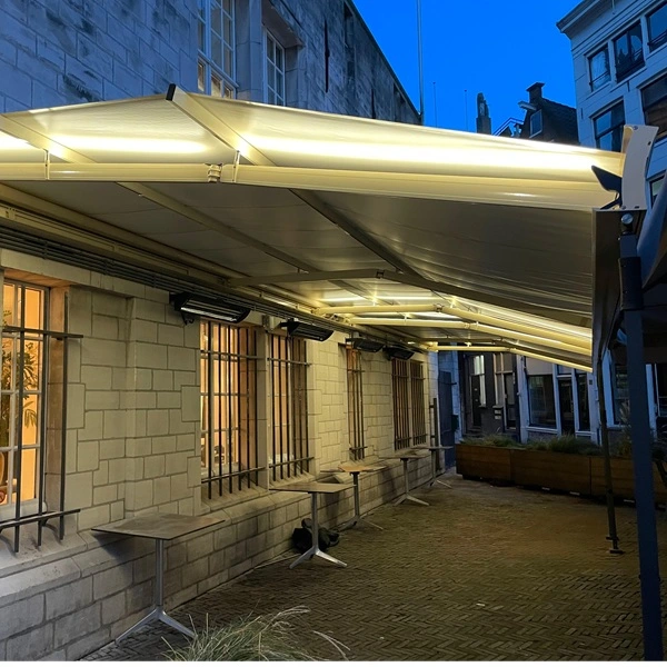 Zon en regenscherm bij een horeca-gelegenheid