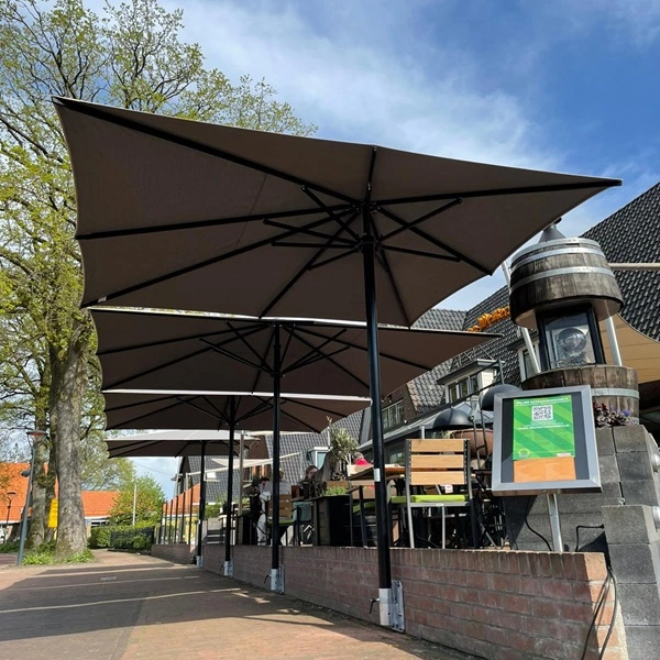 Zon en regenwering parasols bij een horeca-gelegenheid