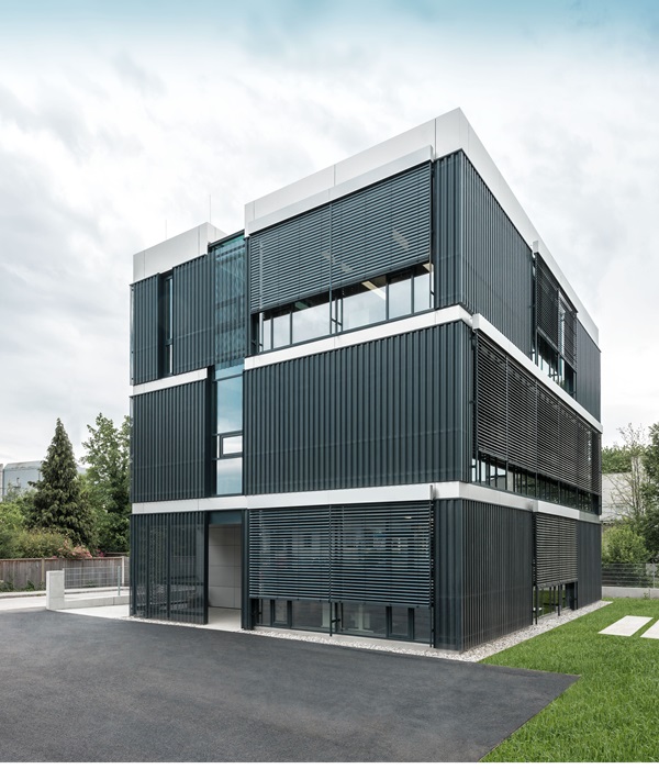 Zonweringsysteem met buitenjaloezieën op een bedrijfsgebouw