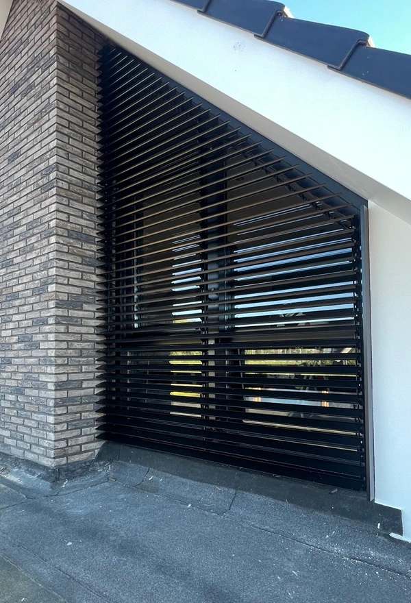 Zwarte louvre lamellen op een hellend dak Zwarte louvre lamellen op een hellend dak