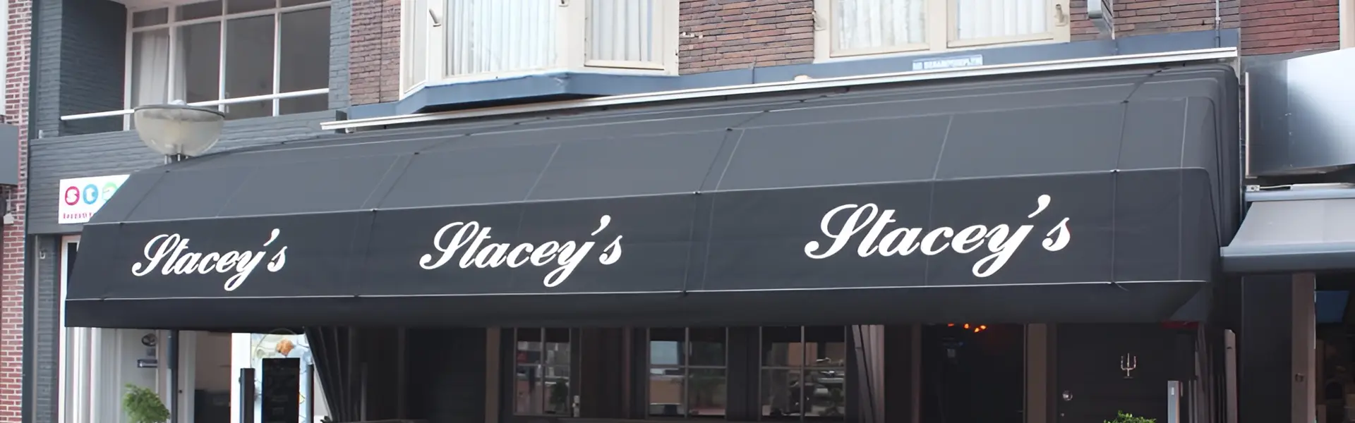 Zwarte markies met Stacey's-logo