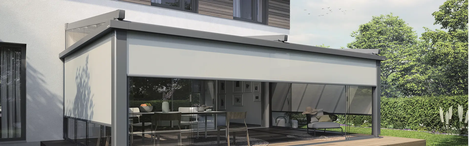 Aluminium tuinkamer met glazen schuifpanelen en rolluik aan een moderne woning