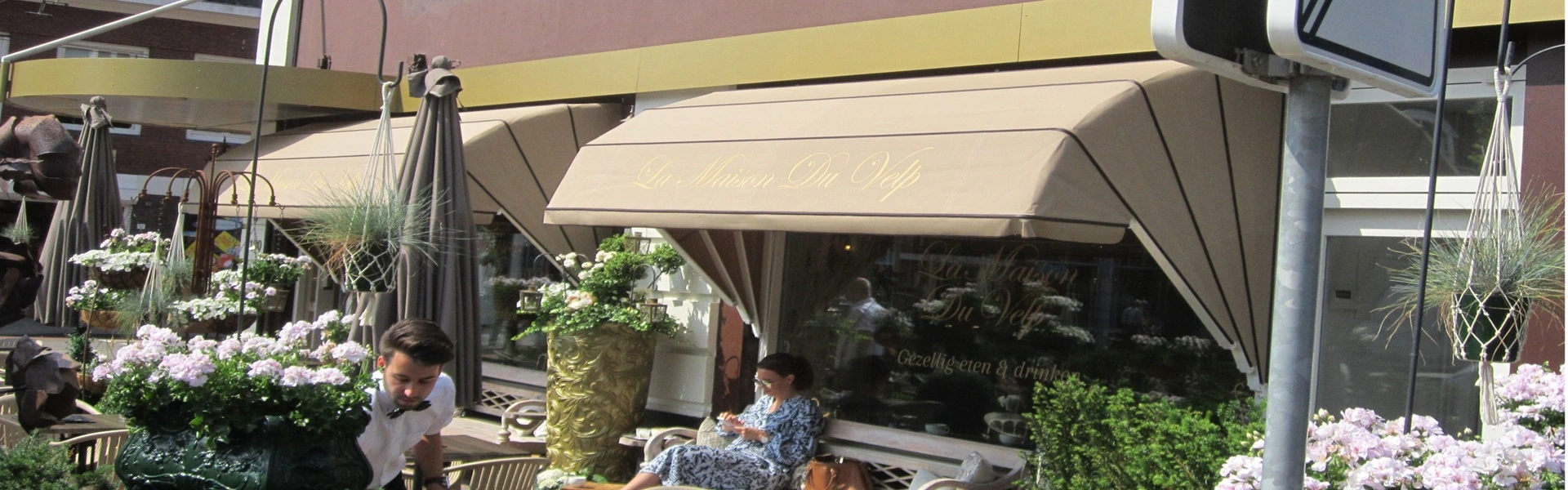 Beige petmodel markiezen bij La Maison Du Velp, perfect voor horecaterrassen