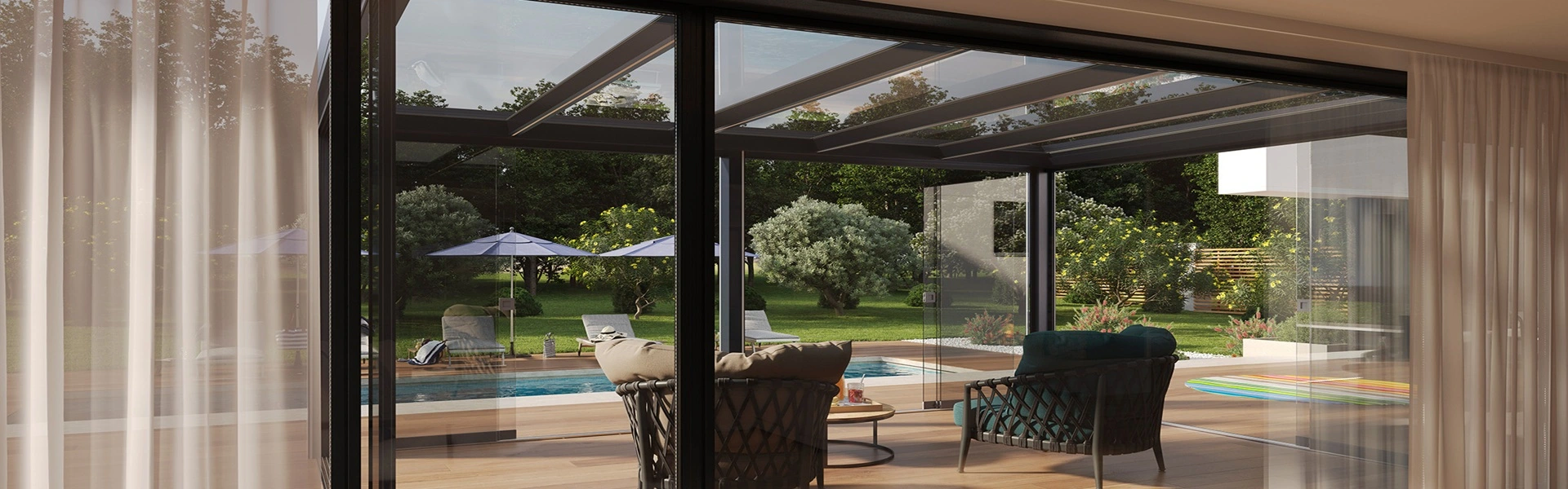 Binnenzicht glazen overkapping Area met uitzicht op tuin en zwembad