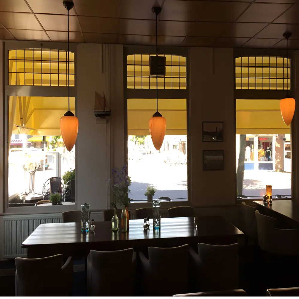 Binnenzicht op gele markiezen bij Cafe Nap met sfeervol interieur